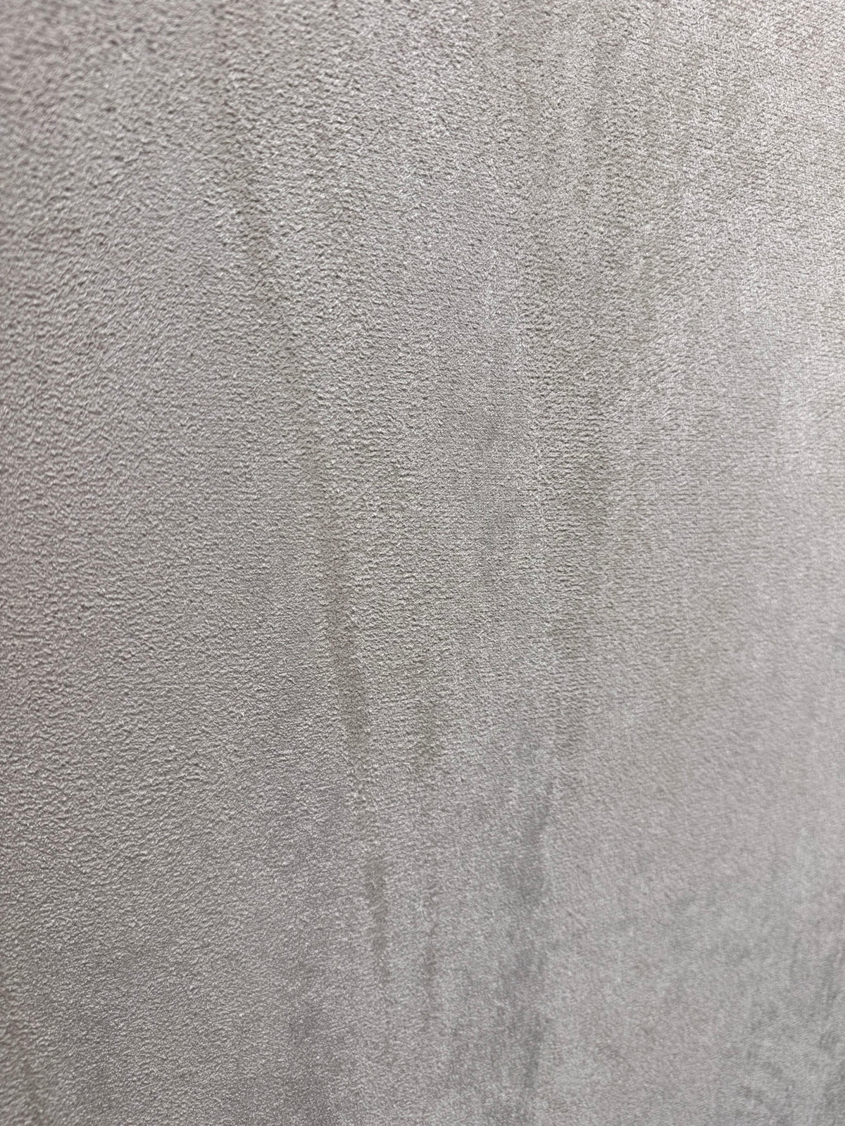 Suède wandpaneel Licht Beige – productvoorbeeld; beschadiging verschilt per exemplaar
